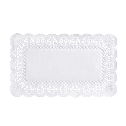 Un tapete rectangular blanco PAPSTAR 100 papeles de encaje de la PAPSTAR GmbH con un centro firme y un borde de encaje adornado con un patrón de flores.
