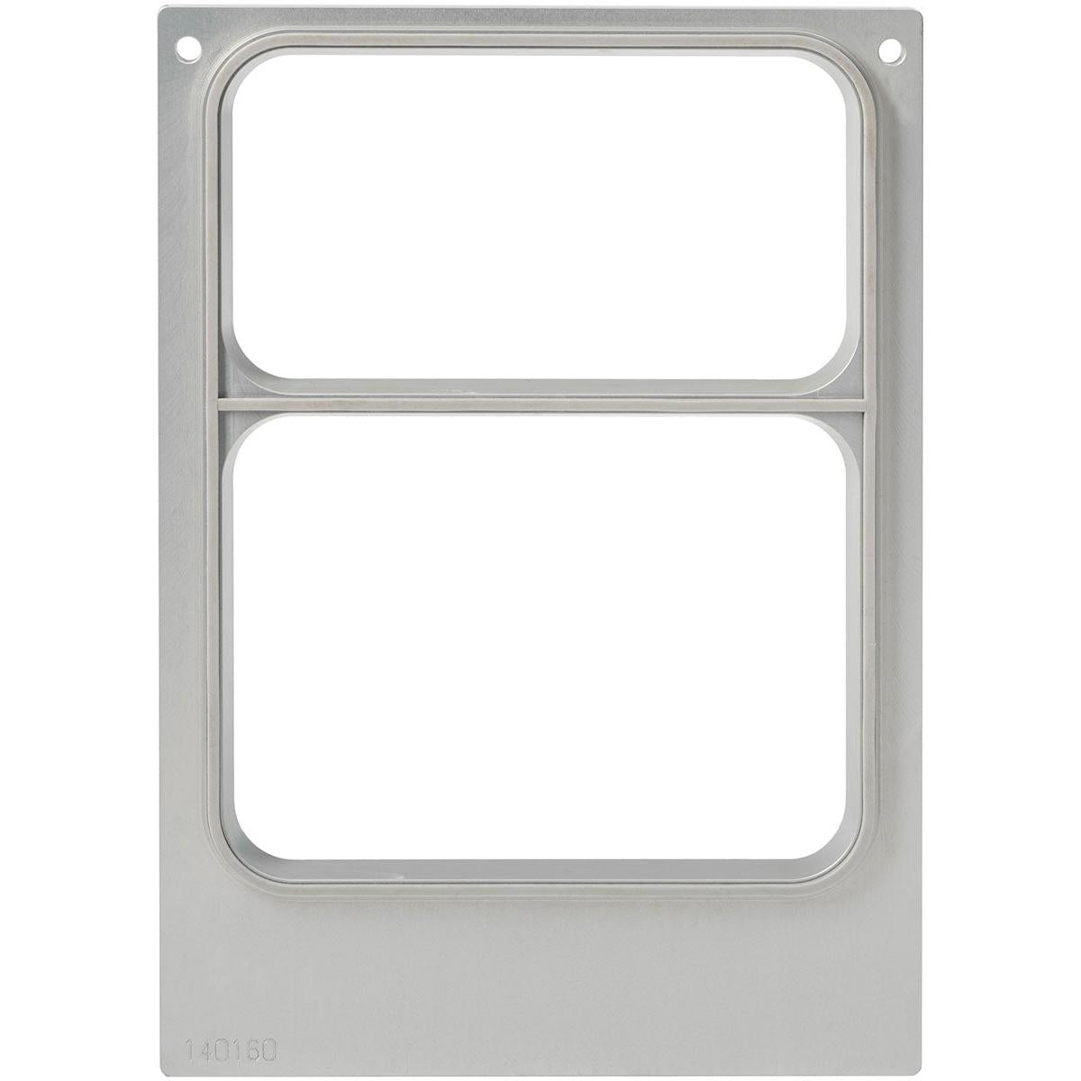 Die Kassette DF10/20 für CPET Schalen, 2-kompartiment (515/370 ml) von Duni GmbH ist eine rechteckige Metallschablone mit zwei gleichen Fächern, einem Mittelsteg, vier Schraublöchern und einer eingeprägten Nummer in der linken unteren Ecke.