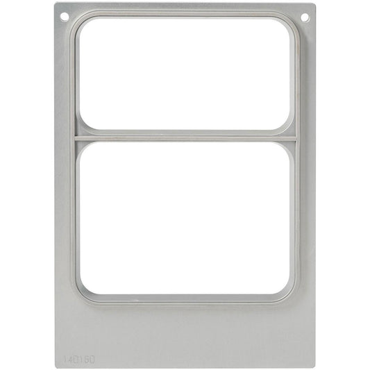 Die Kassette DF10/20 für CPET Schalen, 2-kompartiment (515/370 ml) von Duni GmbH ist eine rechteckige Metallschablone mit zwei gleichen Fächern, einem Mittelsteg, vier Schraublöchern und einer eingeprägten Nummer in der linken unteren Ecke.