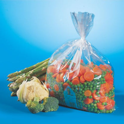 Ein transparenter Starpak 60 Gefrierbeutel (LLDPE, 4 l, 40 x 25 cm), gefüllt mit gefrorenem Mischgemüse, liegt auf einer blauen Oberfläche neben frischem Spargel, Blumenkohl und Brokkoli.