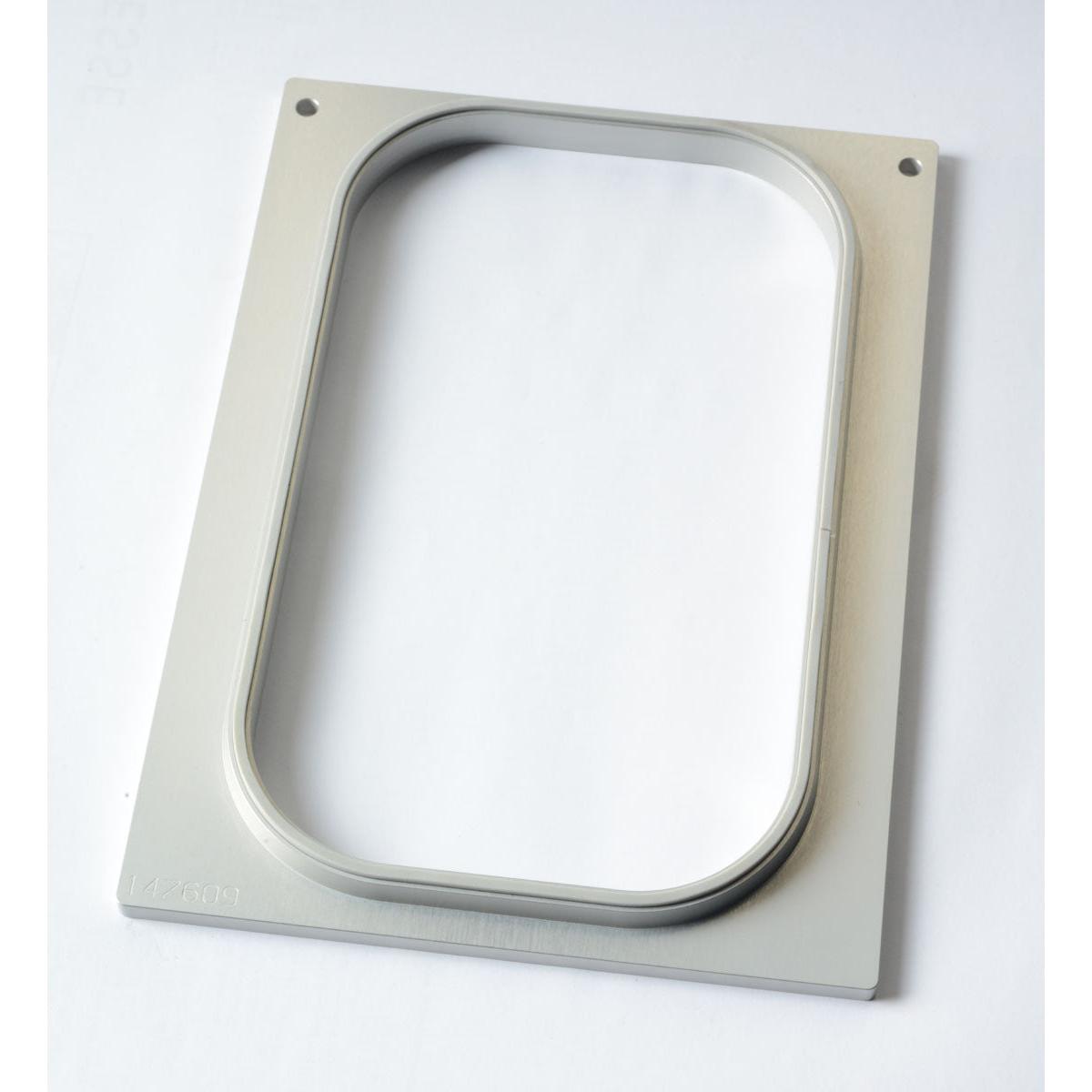 El casete Duni GmbH DF10/20 es un marco de metal rectangular con esquinas redondeadas y un recorte ovalado en el centro, con dimensiones de 265x161 mm y una profundidad de 60-100 mm, diseñado para acomodar bandejas PP 1/4 GN en la cocina profesional; cuenta con dos agujeros en las esquinas superiores.