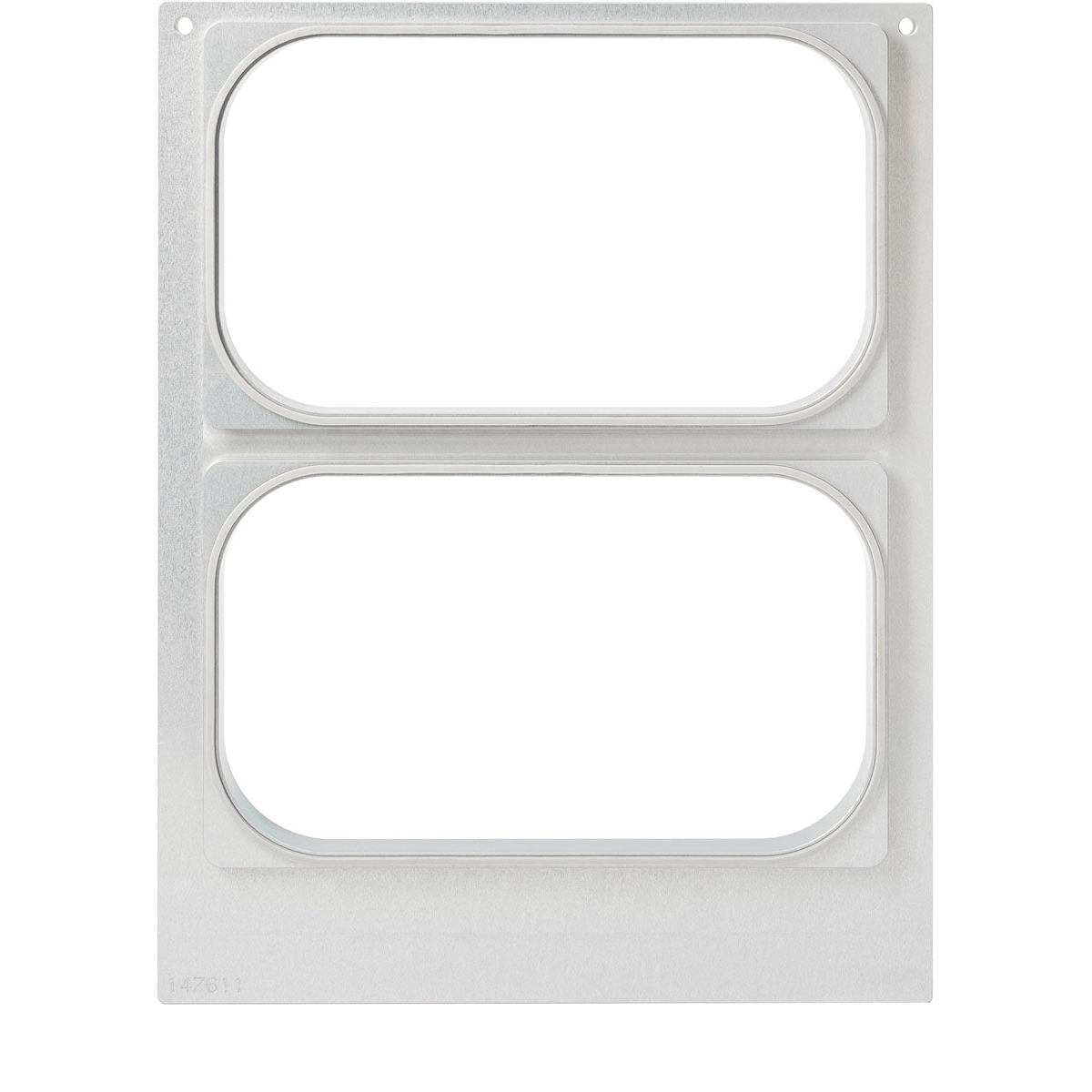 Die Duni GmbH Kassette DF15/25 für PP 1/4 GN Schalen (265x161 mm, 2-nutzig) ist eine Metallplatte mit zwei zentralen, abgerundeten rechteckigen Ausschnitten und kleinen Ecklöchern zur Befestigung - ideal für die Lebensmittelaufbewahrung in der Gastronomie. Packung: 1 Stück.