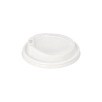 Sobre un sencillo fondo blanco se muestra una tapa Starpak 100 Dom blanca, PS «To Go», una tapa redonda desechable de Starpak con una superficie para beber en relieve y una pequeña abertura para bebidas calientes para llevar.
