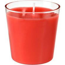 Eine rote Nachfüller Switch & Shine Kerze der Duni GmbH in einem klaren Glashalter, aus einem leicht erhöhten Winkel betrachtet. Verfügt über einen zentralen unbeleuchteten weißen Docht und bietet ca. 30h Brenndauer für langanhaltenden Genuss. Größe: 65 x 65 mm, Nachfülleinheit.