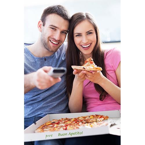Ein lächelnder Mann und eine lächelnde Frau sitzen auf einem Sofa. Die Frau hält ein Stück Pizza aus einem geöffneten PAPSTAR 100 Pizzakarton, Cellulose „pure“ eckig der PAPSTAR GmbH, während der Mann mit einer Fernbedienung darauf zeigt. Beide blicken in die Kamera.