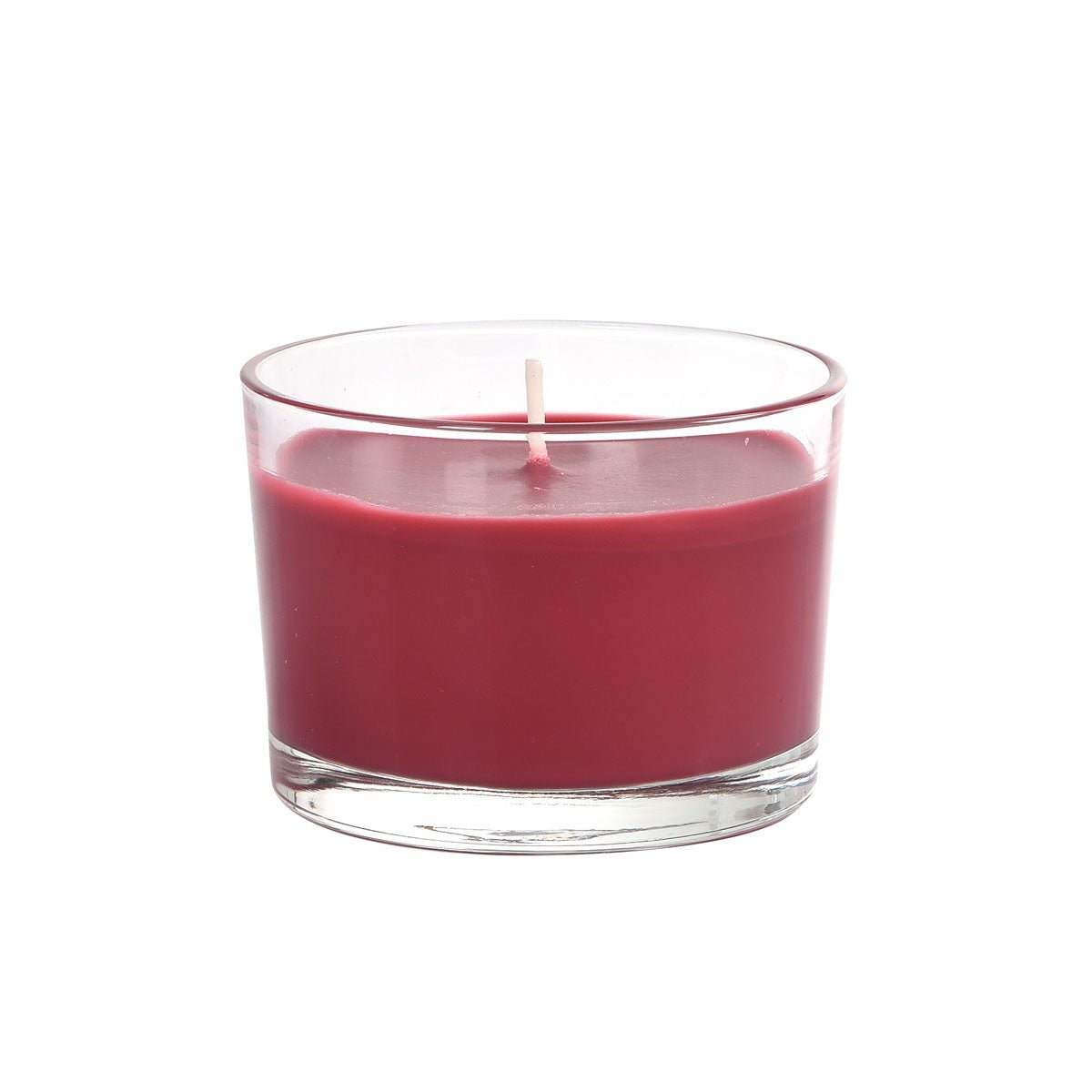 El vaso para velas "Ibiza" de Duni GmbH (aprox. 18h, 58 x 85 mm) con cera roja y mecha blanca proporciona una iluminación ambiental sobre un fondo blanco.