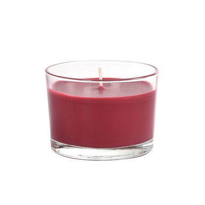 El vaso para velas "Ibiza" de Duni GmbH (aprox. 18h, 58 x 85 mm) con cera roja y mecha blanca proporciona una iluminación ambiental sobre un fondo blanco.