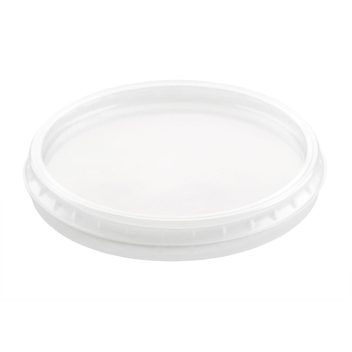 Una tapa transparente y redonda de PP (101x101 mm) de Duni GmbH, representada sobre un fondo blanco simple. La tapa para 156421-25 es duradera e ideal para envases - viene en un paquete de 50 unidades para un cierre confiable.