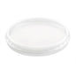 Una tapa transparente y redonda de PP (101x101 mm) de Duni GmbH, representada sobre un fondo blanco simple. La tapa para 156421-25 es duradera e ideal para envases - viene en un paquete de 50 unidades para un cierre confiable.