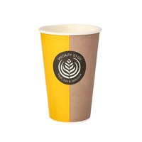 Cada vaso de cartón Starpak para bebidas calientes, con su diseño en tonos amarillo y marrón y el logotipo central «Specialty To Go, fresco, caliente y delicioso», es perfecto para disfrutar de sus bebidas calientes mientras se desplaza.
