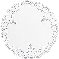 El mantelito Dunicel de 19 cm con estampado plateado de Duni GmbH es un elegante adorno de mesa redondo con un borde con motivos florales, ideal como elegante posavasos para su mesa en el sector de la restauración. El paquete contiene 250 unidades.