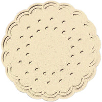 Una galleta redonda de color beige, con bordes ondulados y agujeros distribuidos de manera uniforme, encaja a la perfección en el posavasos de Duni GmbH (Ø 7,5 cm), de color crema, con un diseño elegante y disponible en paquetes de 250 unidades.