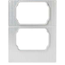 Ein silbernes Blech mit zwei abgerundeten rechteckigen Ausschnitten, passend zur Kassette DF15/25 f. PP-Schale Take Away 900 ml (2-nutzig) der Duni GmbH, übereinander angeordnet und mit Zierkanten versehen.