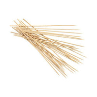 Un fardo PAPSTAR Brochetas de bambú «pure» de Ø 2,5 mm y 20 cm de longitud (200 unidades) de PAPSTAR GmbH, brochetas cilíndricas finas de bambú con extremos puntiagudos, dispuestas de forma dispersa sobre un fondo blanco.