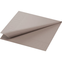 Se muestra una servilleta Duni GmbH Zellt.Serv.33x33 de 3 capas, color gris 1/4 (33 x 33 cm), doblada de forma sencilla y con bordes discretamente repujados, sobre un fondo blanco liso.