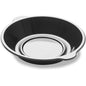 Un cuenco de mezcla redondo y metálico con pico vertedor está al lado de un plato delgado DF Pearl M1 - 1-dividido 1 Negro PP Ø220x42 de Duni GmbH (paquete de 320 unidades), ambos sobre un fondo blanco.