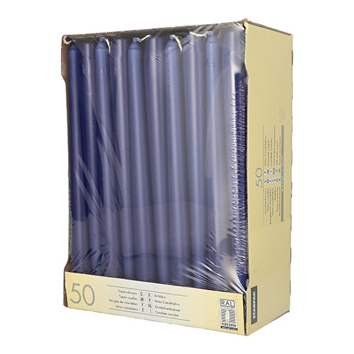 Ein beiger Starpak-Karton enthält 50 blaue Leuchterkerzen (Ø 2,2 cm, 25 cm), die teilweise in durchsichtiges Plastik eingewickelt sind, mit Produktinformationen auf der Seite und der Vorderseite.