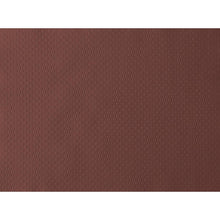 Die Nahaufnahme des Kastanie Papier-Tischsets 30x40 cm der Duni GmbH zeigt eine dezent gepunktete Struktur - ideal für Feiern. Die gleichmäßige Beleuchtung hebt die edle Kastanienoberfläche hervor. Packung mit 500 Stück.