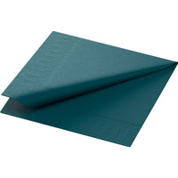Las servilletas de papel celular de 24 x 24 cm, de tres capas, en color «ocean teal» de Duni GmbH están plegadas en diagonal, lo que resalta los bordes texturizados y la parte central lisa. Cada paquete contiene 250 servilletas.