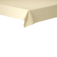 Un primer plano de la esquina de una mesa rectangular con un mantel Dunisilk de 118 x 120 cm, de Duni GmbH, en color crema claro o beige, que sirve como decoración de mesa de alta calidad, sobre un fondo blanco.