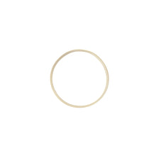 Neben dem Gummiband klein Weiß Gummi (Packung 100 Stück) der Duni GmbH ist ein schlichter, dünner Goldring auf weißem Grund abgebildet, der in der Draufsicht das minimalistische Design des Rings betont.