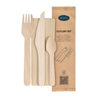 El juego de cubiertos 4/1 de Duni GmbH incluye un tenedor de madera encerada de forma natural, un cuchillo, una cucharilla de café y una servilleta marrón, además de un embalaje marrón con la inscripción «Duni Besteck Set», ilustraciones y un código QR.
