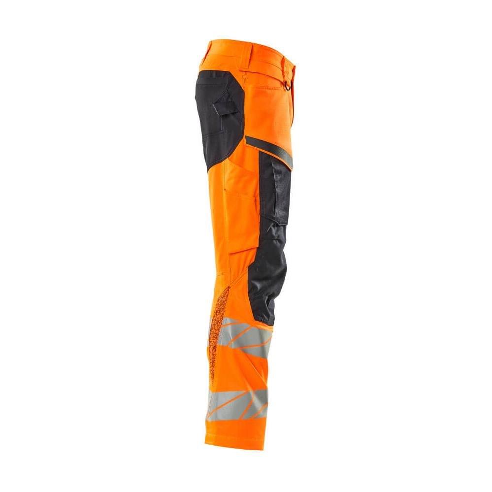 Pantalones con bolsillos en las rodillas, pantalones con inserciones elásticas.