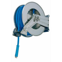 El enrollador de manguera Diversey de 20 m, fabricado en acero inoxidable, automático y apto para montaje en pared, incluye una manguera azul de 20 m y un mango estriado.