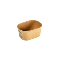 La caja de cartón BRICK MINI de 250 ml de Duni GmbH, fabricada en cartón marrón con certificación FSC/PLA (108 x 80 x 50 mm), presenta los laterales ligeramente abombados y lleva una impresión en verde en uno de los lados. En la fotografía se muestra sobre un fondo blanco. Paquete de 60 unidades.