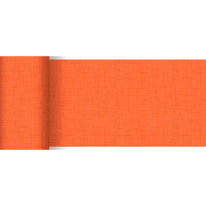 Der teilweise ausgerollte orangefarbene Dunicel-Tischläufer (20 m x 15 cm) der Duni GmbH zeichnet sich durch ein dezentes, sich kreuzendes Linienmuster aus und ist durch seine leuchtende Farbe und sein Design ideal für eine stilvolle Tischdekoration.