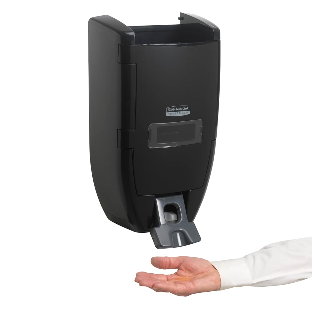 Ein Benutzer hält seine Hand unter einen an der Wand montierten Kimberly-Clark GmbH KIMCARE INDUSTRIE* DIABOLO Waschlotion-Spender (3,5 l orangefarbener Beutel, 2 Kartuschen), der ideal für den hygienischen Einsatz in industriellen Umgebungen ist.