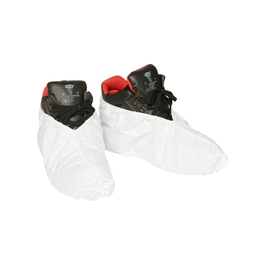 Ein Paar schwarze und rote Turnschuhe sind mit weißem KleenGuard® A40 Leichter Überziehschuh der Kimberly-Clark GmbH überzogen, der auf einem weißen Hintergrund für hygienische Standards steht.