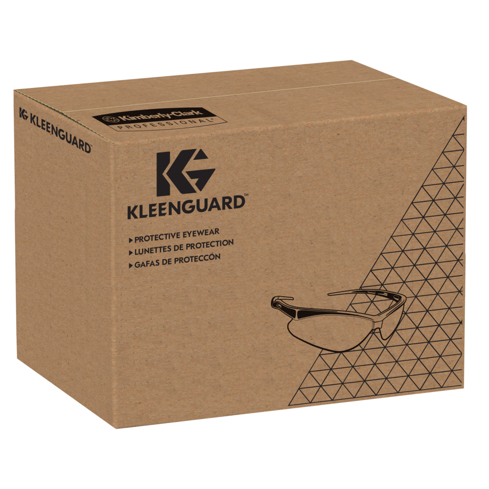 Ein brauner Karton mit der Aufschrift "Kimberly-Clark GmbH" zeigt einen schwarzen Umriss einer Brille, dreisprachige Produktinformationen und ein rechtsseitiges Dreiecksmuster, das den Auslaufartikel zeigt: KleenGuard® V30 Nemesis™ Schutzbrille - IRUV 3.0 Sichtscheiben (1 Box/12).