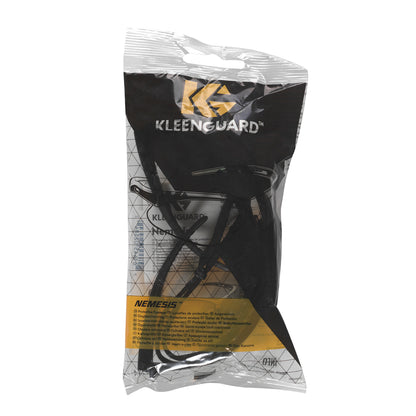 Eine versiegelte Kunststoffverpackung enthält Auslaufartikel: KleenGuard® V30 Nemesis™ Schutzbrille mit IRUV 3.0 grünen Gläsern (1 Karton x 12 Gläser) von Kimberly-Clark GmbH, in transparenter Verpackung mit schwarzen und gelben Akzenten und Produktinformation auf der Vorderseite.