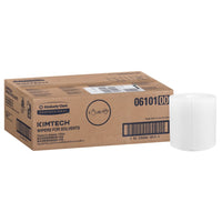Junto a un rollo blanco se encuentra una caja de cartón marrón con la inscripción «WypAll® Wettask™ PowerClean» de Kimberly-Clark GmbH. La caja (6 rollos) contiene 6 recambios de 60 hojas cada uno, ideales para la limpieza profesional, y que incluyen información sobre el producto y códigos de barras.