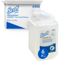 Un cartucho de 1 L de limpiador de manos en espuma Scott® Control™, de Kimberly-Clark GmbH, está a punto de ser envasado; en el envase se pueden ver el nombre del producto, el logotipo, el código 6342 y un símbolo que indica que hay 6 cartuchos por caja, lo que resulta ideal para un uso frecuente.