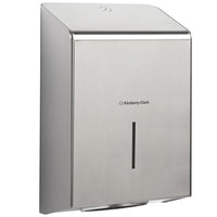 El dispensador de toallas de acero inoxidable Kimberly-Clark Professional™ permite secarse las manos de forma higiénica, cuenta con una ventana de visualización para comprobar el nivel de llenado y presenta un diseño moderno con cerradura, lo que lo hace ideal para aseos exigentes.