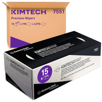 En la imagen se muestran dos cajas de paños de precisión Kimtech® Science de Kimberly-Clark GmbH: una caja de cartón marrón para envío (15 x 196 hojas) y una caja de venta en blanco y negro destinada a la limpieza de superficies delicadas.