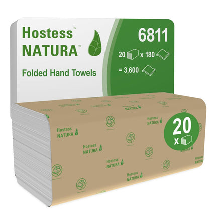 Eine Packung Hostess™ NATURA™ Handtücher - Zick-Zack-Faltung (23x25 cm) der Kimberly-Clark GmbH, Produktnummer 6811, enthält 20 Packungen mit je 180 umweltfreundlichen Handtüchern (insgesamt: 3.600), verpackt in Braun mit grünem Aufdruck.
