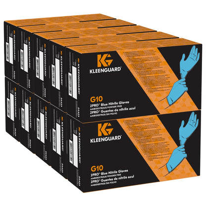 Ein Stapel KleenGuard® G10 2PRO Blaue Nitril-Handschuhe (23cm, beidhändig) von Kimberly-Clark GmbH für die Lebensmittelverarbeitung; die Verpackung zeigt blau behandschuhte Hände und betont Chemikalienbeständigkeit.