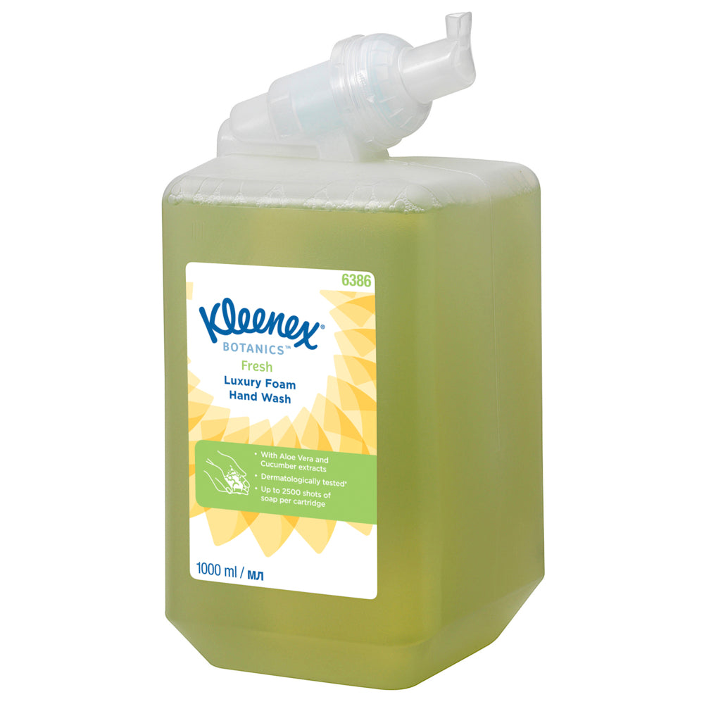 Eine 1-Liter-Kassette Kleenex® Botanics™ Luxury Foam Hand Wash von Kimberly-Clark GmbH, grüne Flüssigkeit mit klarem Ausguss, enthält botanische Extrakte wie Aloe Vera & Kamillenextrakt und ist dermatologisch getestet; Packung mit 6 Patronen pro Karton.