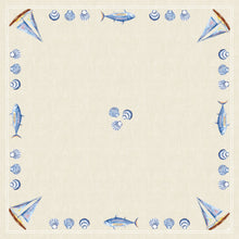 Die Dunicel Mitteldecke 84x84 cm von Duni GmbH hat eine beigefarbene quadratische Bordüre mit Segelbooten, Fischen und Muscheln. Ideal als hochwertige Tischdeko in Tide, mit drei Muscheln und einer großen freien Fläche in der Mitte. Packung: 20 Stück.