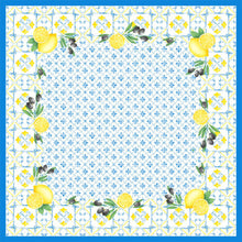 La cubierta de mesa Dunicel 84x84 cm Mediterráneo de Duni GmbH tiene un diseño cuadrado inspirado en azulejos con borde azul, limones, aceitunas y hojas verdes en cada esquina, así como un motivo floral azul en el centro. Perfecto para una decoración de mesa con estilo. Paquete (20 piezas).