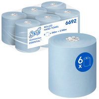 Una caja con seis rollos de papel de cocina Scott® Essential™ de Kimberly-Clark GmbH; cada rollo azul mide 350 m de longitud, lo que suma un total de 2.100 m. Uno de los rollos está desembalado por la parte delantera; los demás están envueltos en plástico.