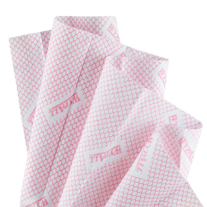 Flere rosa og hvite WypAll® X80 Critical Clean - Interfold Tørkekluter (41,00 cm x 33,00 cm) fra Kimberly-Clark GmbH er foldet ut og viser et skjellaktig mønster og en synlig rosa merkevare.
