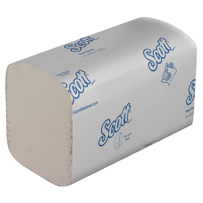 Una pila rectangular de toallas plegadas Scott® Control™ en empaque blanco de Kimberly-Clark GmbH, etiquetado para uso en secado de manos, 15 x 240 hojas por caja.