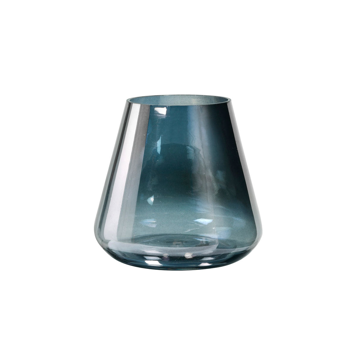 Eine transparente, blau getönte Glasvase mit breiter Basis und schmaler Öffnung vor weißem Hintergrund unterstreicht die Eleganz des Duni GmbH Kerzenhalters Glas Etna 10,5x11,5 cm - ein eleganter Tischdekorhalter.