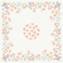 Diese weiße Tischdecke Bio-Dunicel-Mitteld.84x84 Bunny Bloom von Duni GmbH zeigt orangefarbene und blaue Aquarellblumen, grüne Blätter und graue Kaninchen in den Ecken mit einem Blumenkranz in der Mitte. Enthält 20 Servietten pro Packung.