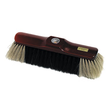 Die Nölle Profi-Bürste Stubenbesen, 28 cm, von Nölle Profi Brush Bürsten- & Pinseltechnik e.K., hat helle und dunkle Naturhaar-Mischung-Borsten, ein Gewindeloch zur Stielbefestigung und ein goldenes Etikett auf dem Holzkopf.