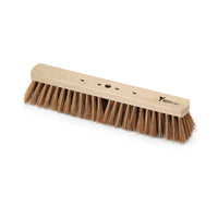 La escoba para salas Nölle Profi Brush BECOnnect, con cuerpo de madera y cerdas de poli-coco, fabricada por Nölle Profi Brush Bürsten- & Pinseltechnik e.K., cuenta con un cuerpo de madera resistente, cerdas densas de poli-coco, tres orificios de sujeción en la parte superior y un pequeño logotipo impreso en uno de los extremos.